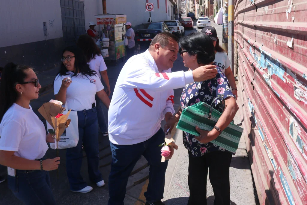 Abraham Cárdenas Moquegua
Candidato de Acción Popular entrega presentes por el Día de la Mujer Moqueguana