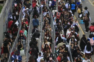Fans de BTS llegan al Estadio San Marcos en Lima